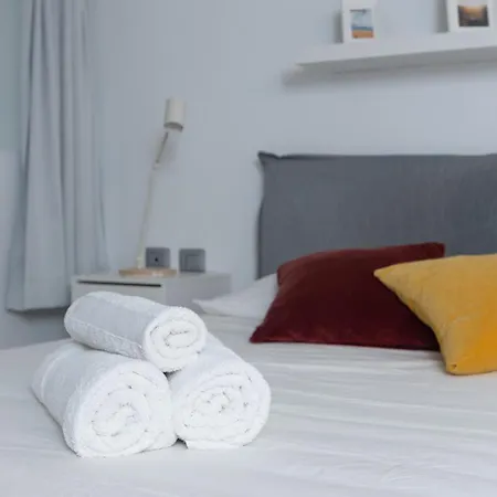 White And Brown Exclusive Loft With Terrace - Free Parking - M2 Station Apartament